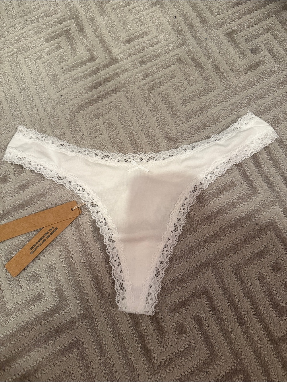 Skims White Lace-Trim Thong Panty - size S
